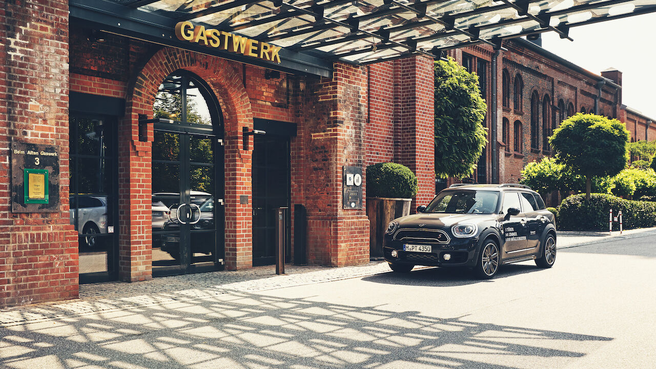 Außenansicht des Eingangsbereichs des Gastwerk Hotels