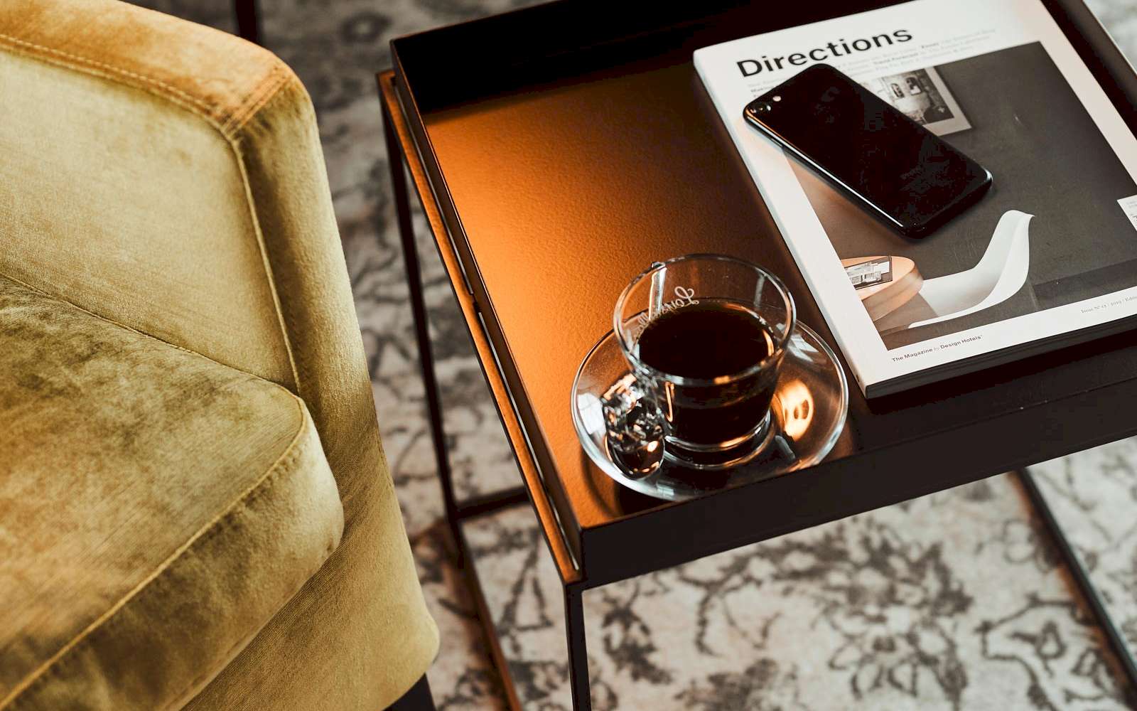 Beistelltisch im L-Loft mit Kaffee, Magazin und Smartphone von oben
