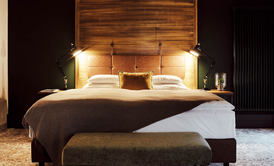 XL-Loft: Bett frontal mit zwei Nachttischlampen auf beiden Seiten