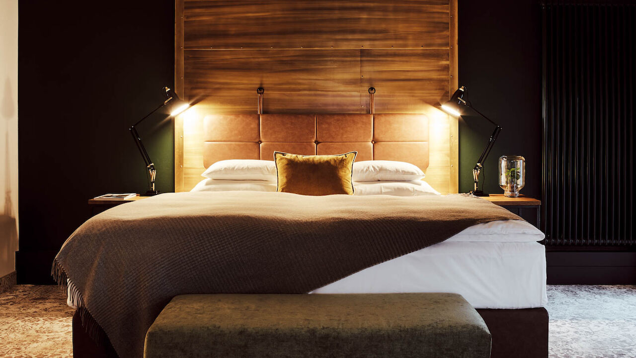 XL-Loft: Bett frontal mit zwei Nachttischlampen auf beiden Seiten