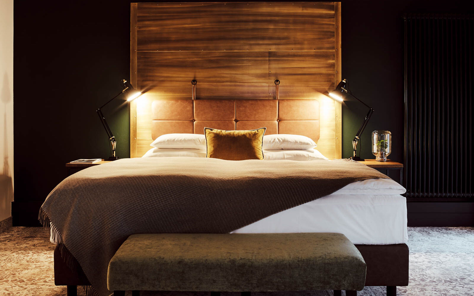XL-Loft: Bett frontal mit zwei Nachttischlampen auf beiden Seiten