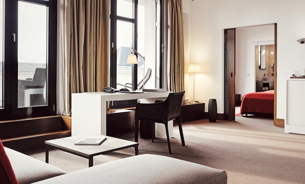 Wohnbereich im XXL-Loft mit Sofa, Terrasse und Liegestühlen