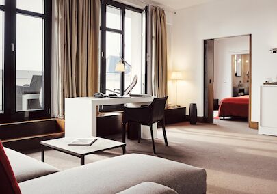 Wohnbereich im XXL-Loft mit Sofa, Terrasse und Liegestühlen