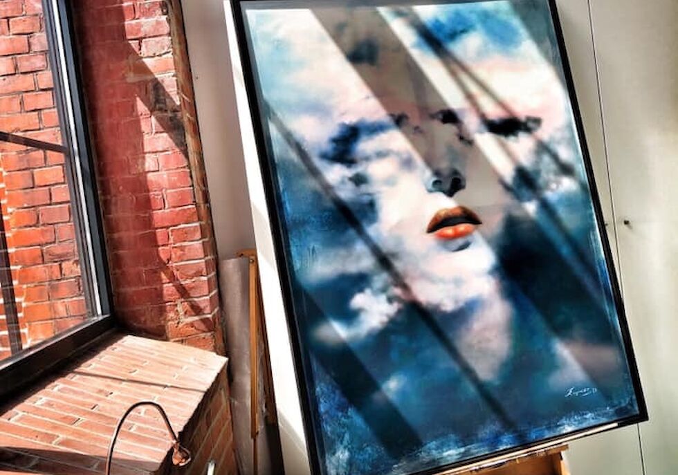 Gemälde einer Frau in Blautönen unter Wolken im Artroom