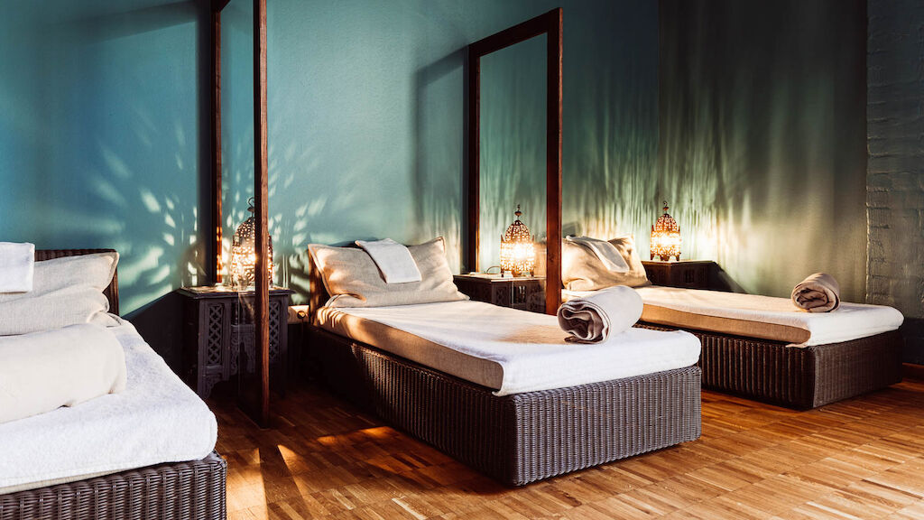 Ruhebereich des Cosy Spas mit drei Liegen im Fokus
