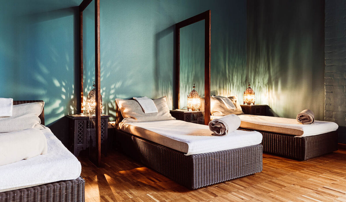 Ruhebereich des Cosy Spas mit drei Liegen im Fokus