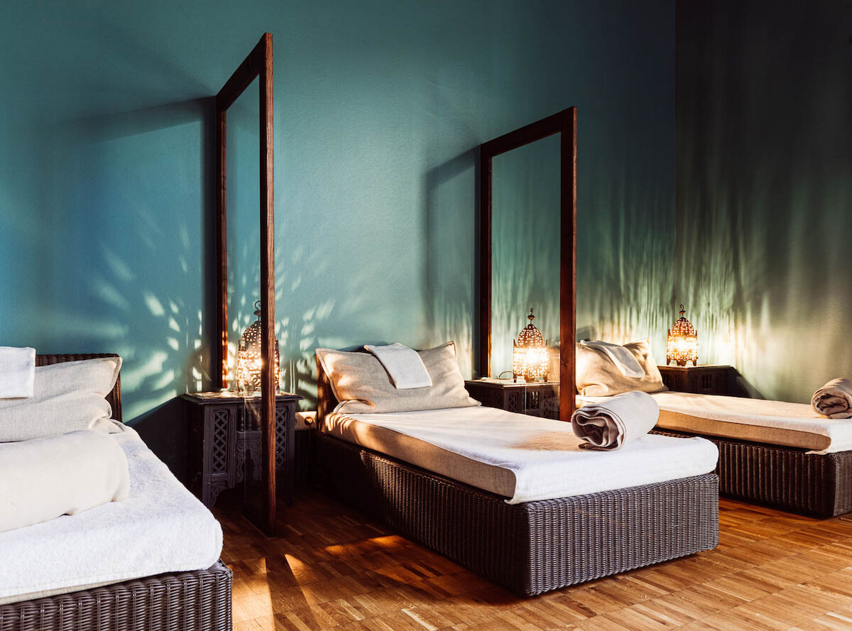 Ruhebereich des Cosy Spas mit drei Liegen im Fokus