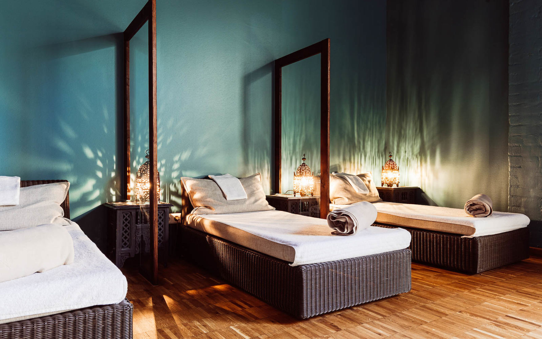 Ruhebereich des Cosy Spas mit drei Liegen im Fokus