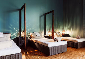 Ruhebereich des Cosy Spas mit drei Liegen im Fokus