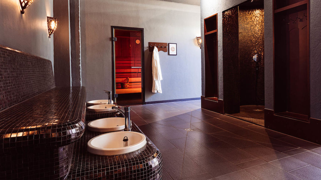 Cosy Spa mit finnischer Sauna im Hintergrund