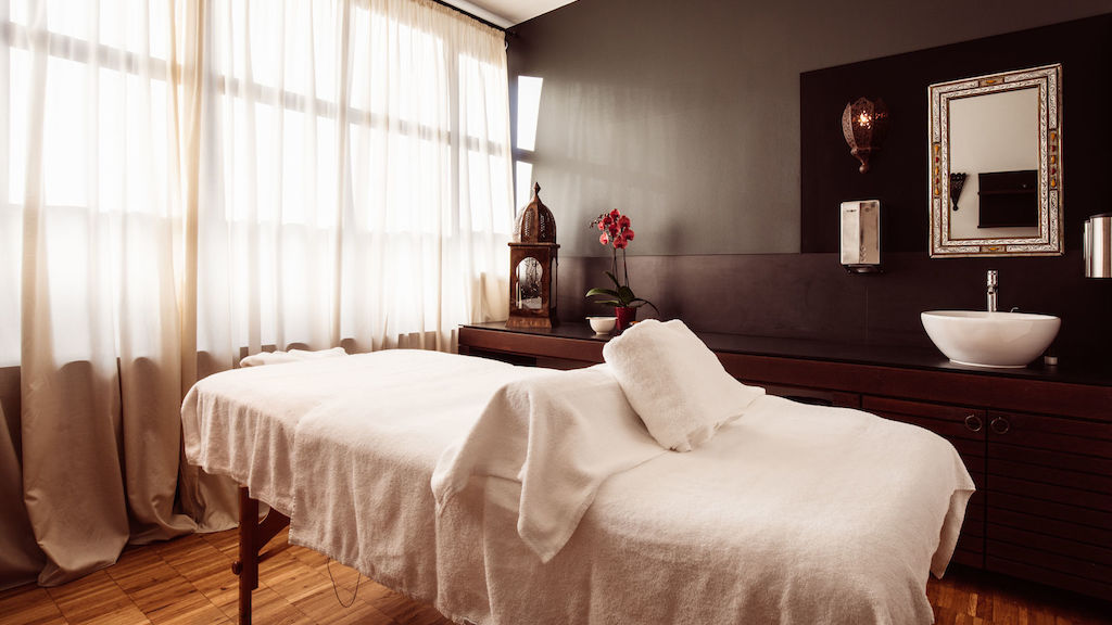 Dieses Bild zeigt eine Aufnahme einer Behandlungsliege des Cosy Spas.