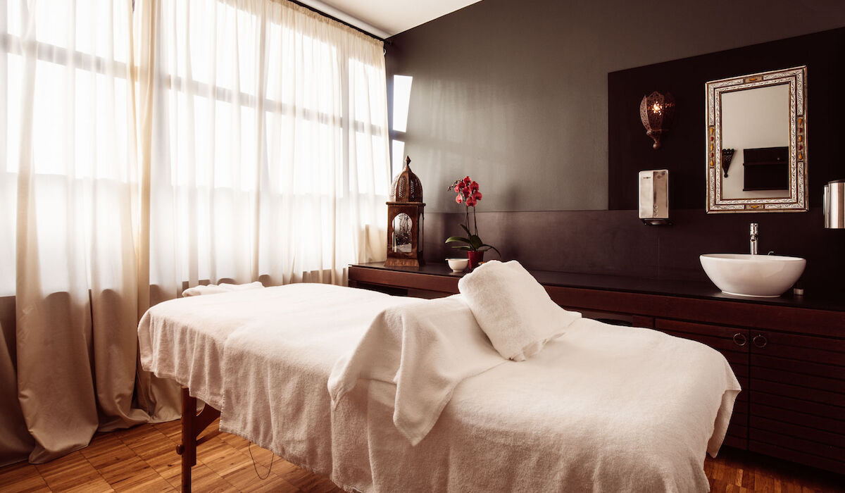 Gastwerk Hotel Hamburg Cosyspa 3 Dieses Bild zeigt eine Aufnahme einer Behandlungsliege des Cosy Spas.