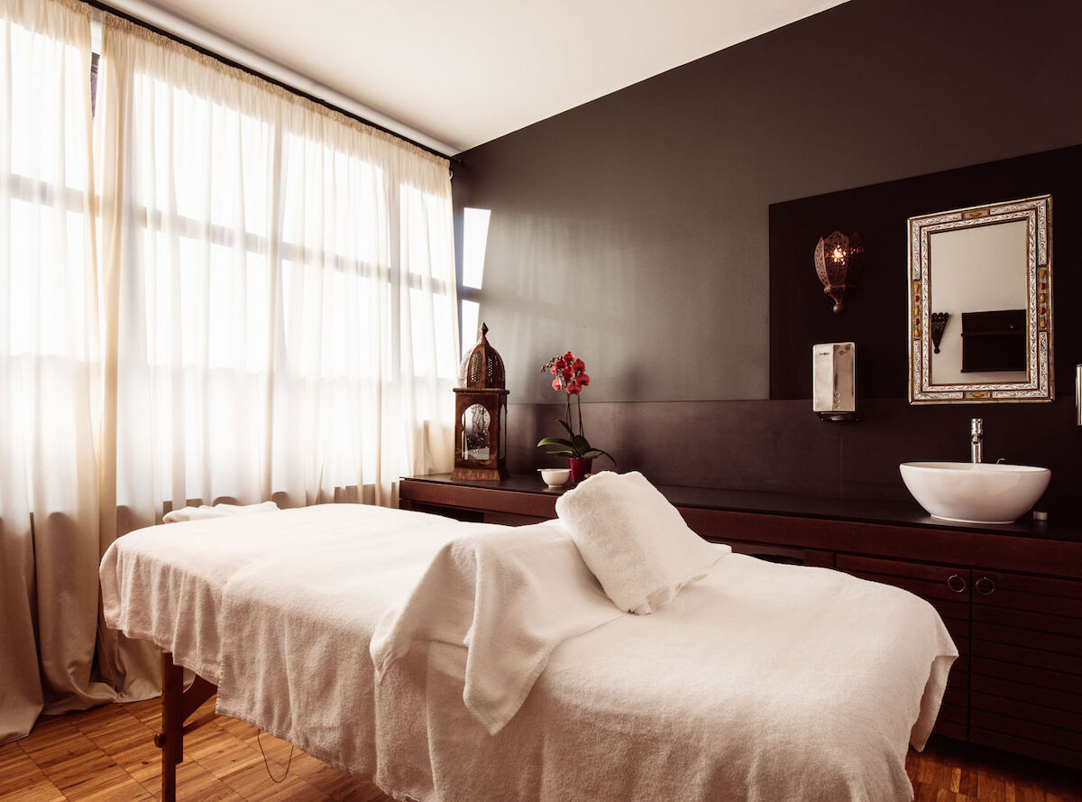 Dieses Bild zeigt eine Aufnahme einer Behandlungsliege des Cosy Spas.