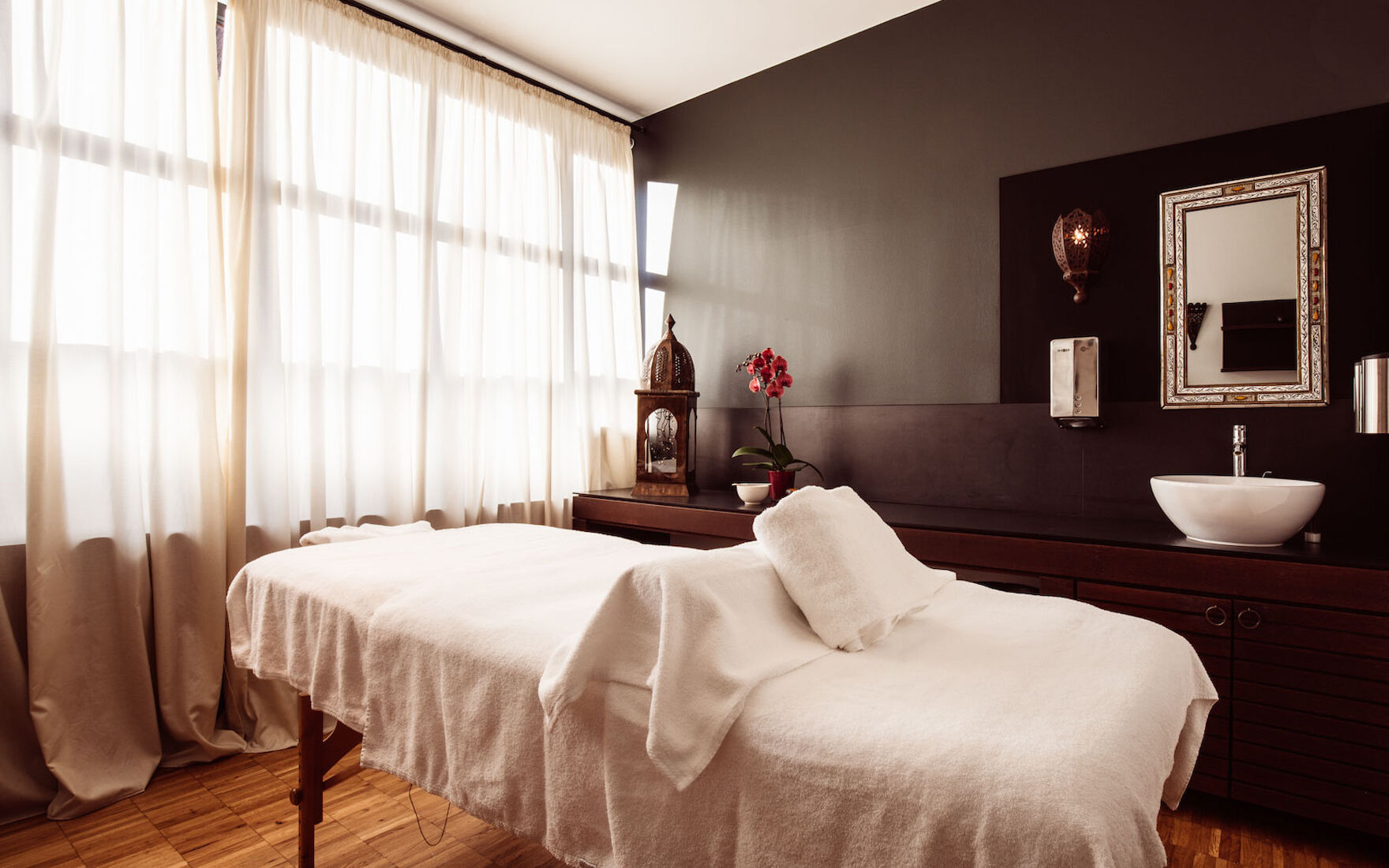 Dieses Bild zeigt eine Aufnahme einer Behandlungsliege des Cosy Spas.