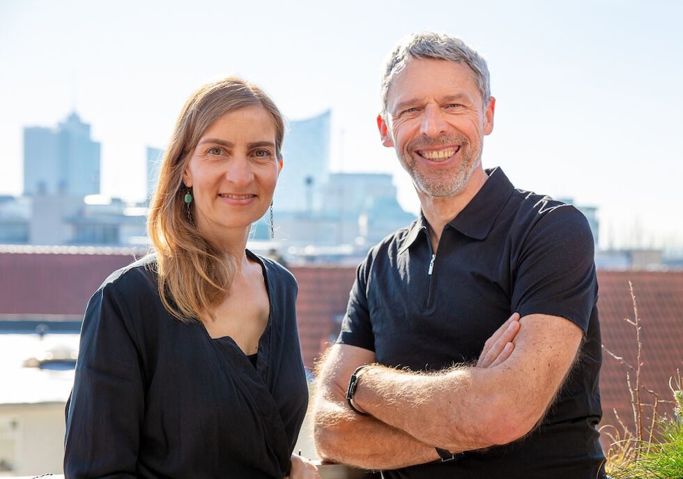 Thesmilingmoon Die Blogger Susanne und Dirk posieren vor der Elbphilharmonie.