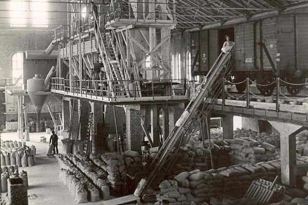 Das frühere Mahlwerk mit Futtersäcken und Arbeitern im Gastwerk vor dem Umbau