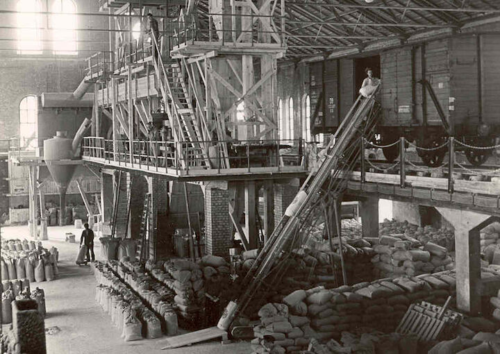 Das frühere Mahlwerk mit Futtersäcken und Arbeitern im Gastwerk vor dem Umbau
