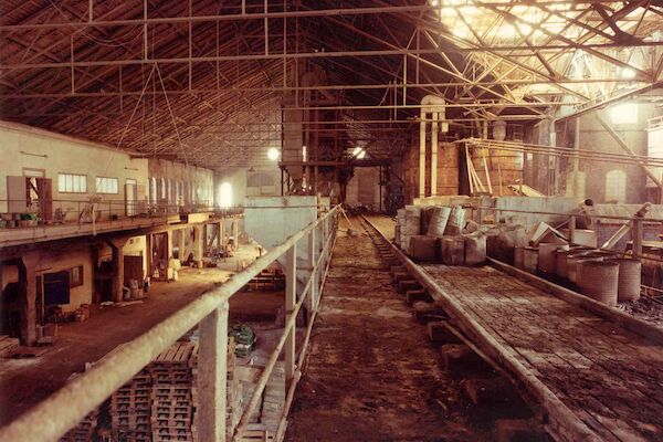 Gastwerk Hotel Hamburg als Lagerhalle mit Säcken, Eimern und Paletten