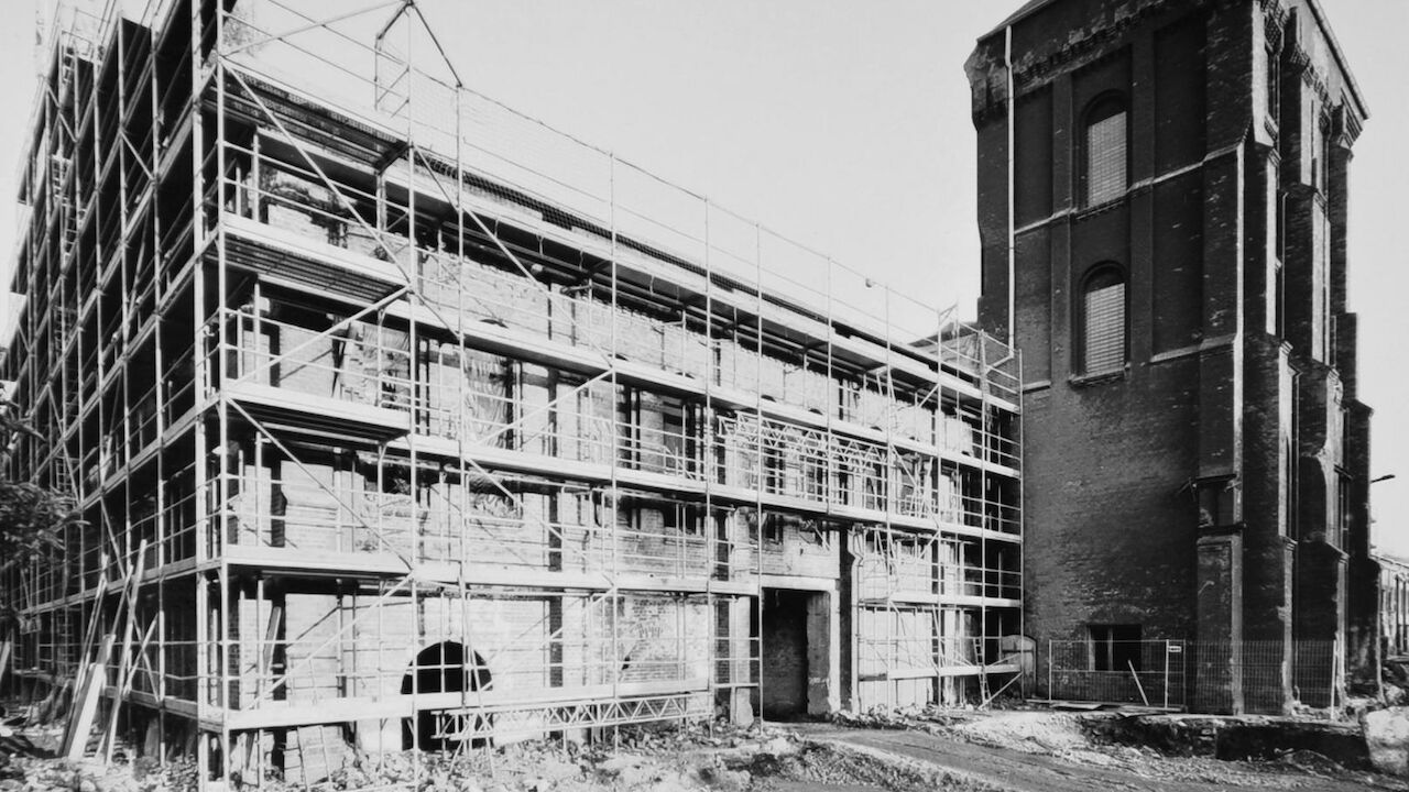 Außenansicht vom Gastwerk Hotel Hamburg während der Bauphase mit Gerüst.