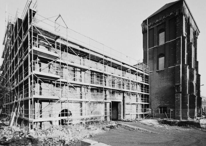 Außenansicht vom Gastwerk Hotel Hamburg während der Bauphase mit Gerüst.