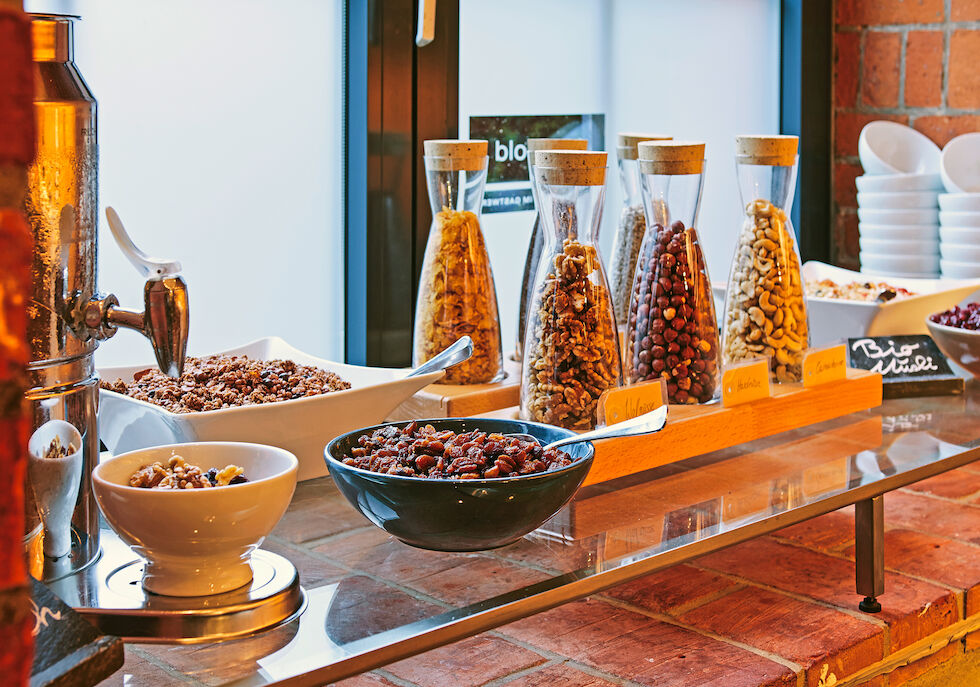 Müsli-Auswahl im Frühstücksbuffet des Gastwerk Hotels Hamburg