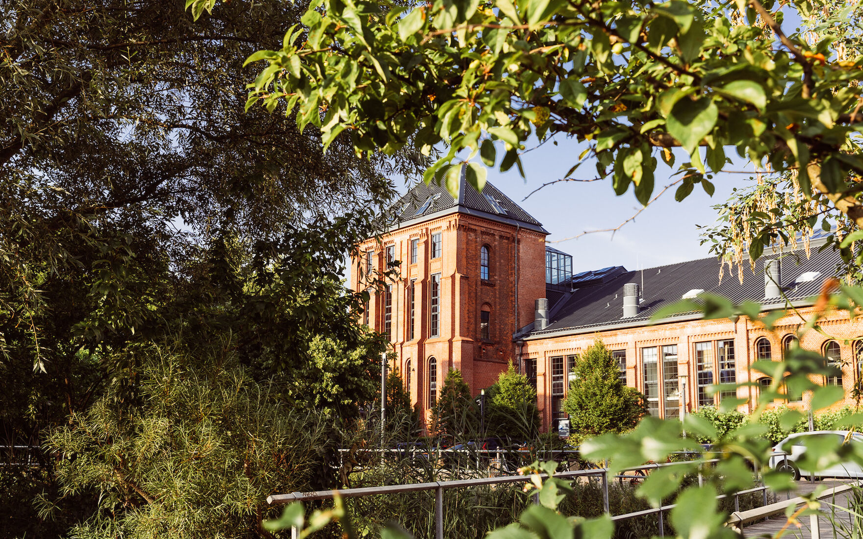 Gastwerk Hotel von Bäumen und Pflanzen eingerahmt, Außenansicht