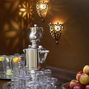 Orientalisch gestaltetes Spa mit Tisch, frischen Äpfeln und Samova Tee