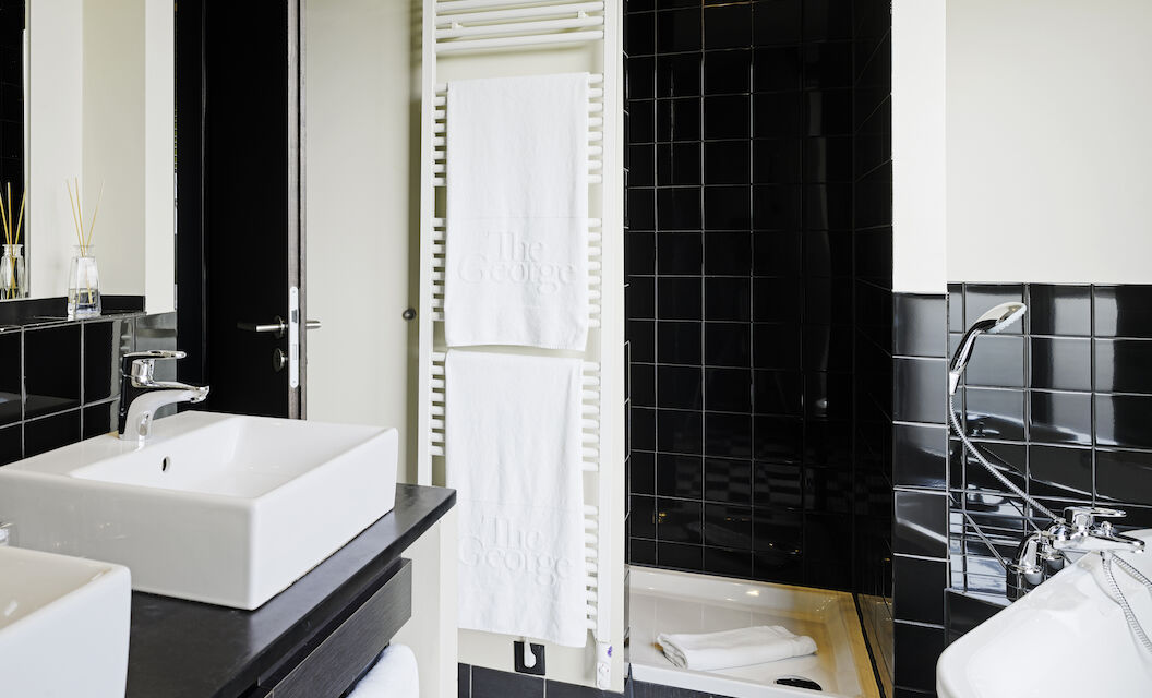 Bathroom with sink, shower and bathtub in a Junior Suite