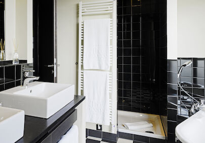 Bathroom with sink, shower and bathtub in a Junior Suite