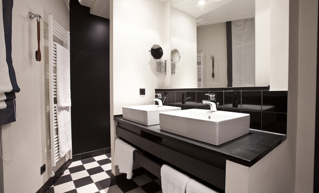 Bathroom with two sinks and mirror in the Junior Suite at The George