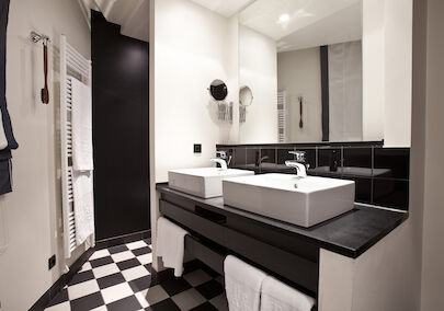 Bathroom with two sinks and mirror in the Junior Suite at The George
