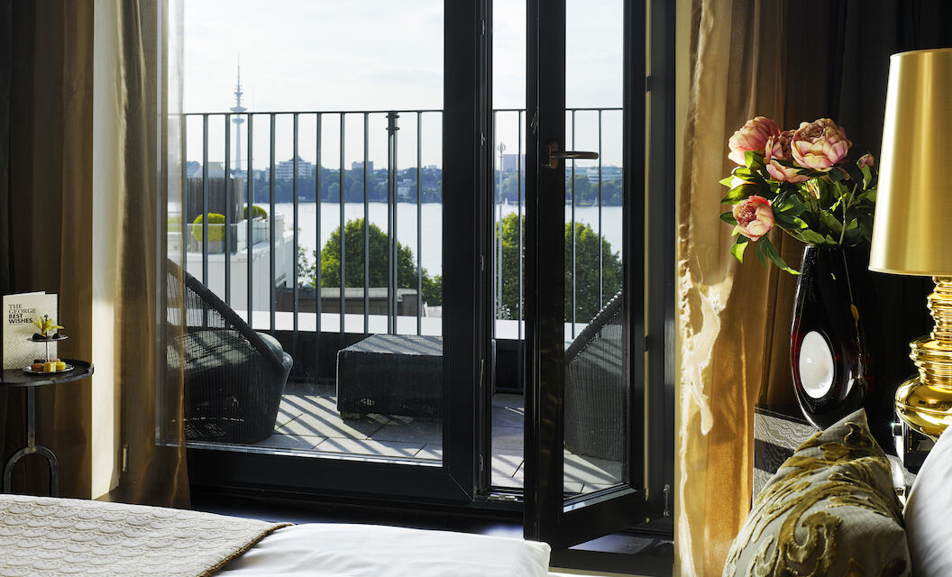 The George Suite with Alster view through open terrace door