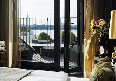 The George Suite with Alster view through open terrace door