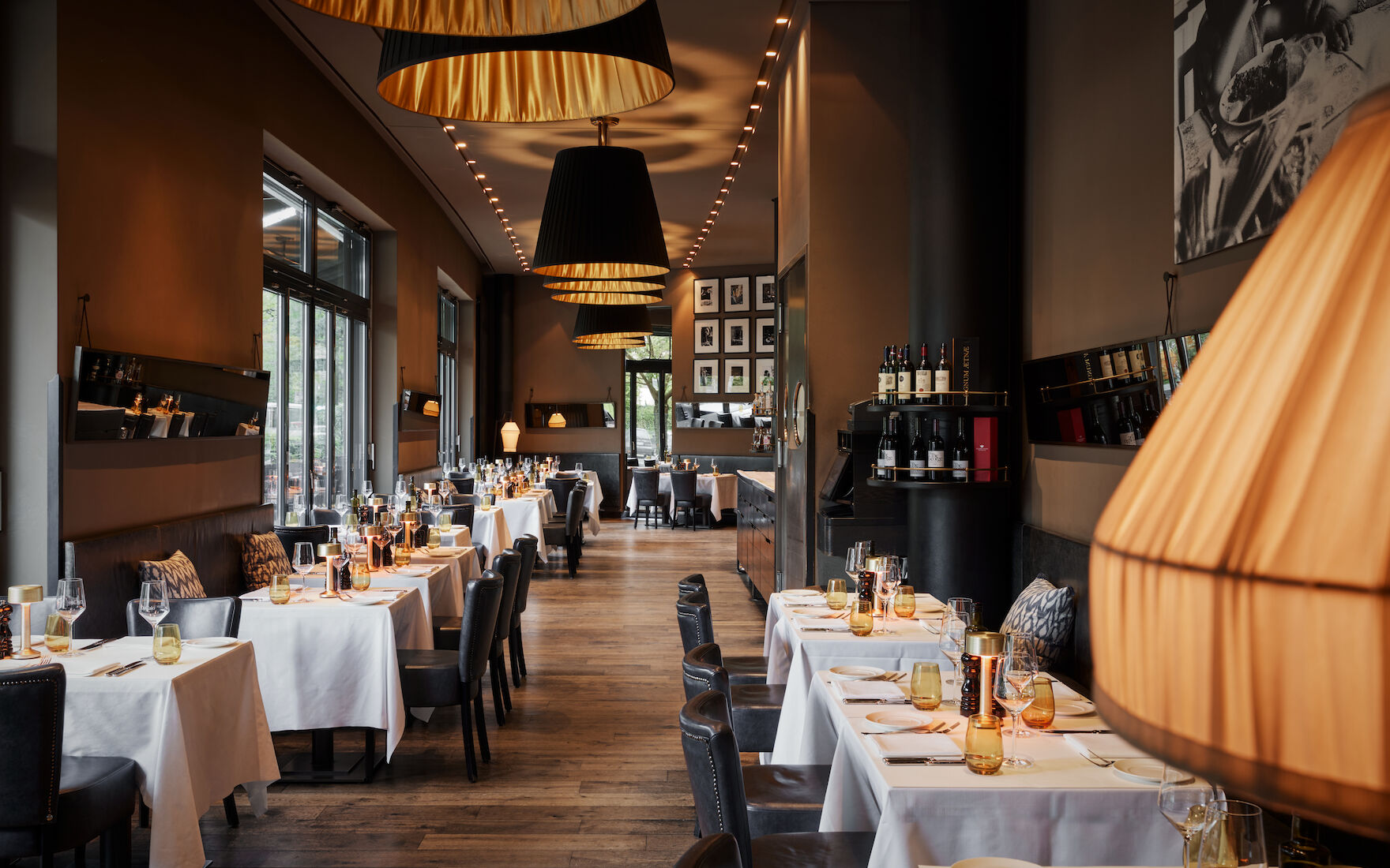 Wide view of the spacious interior at Restaurant DaCaio