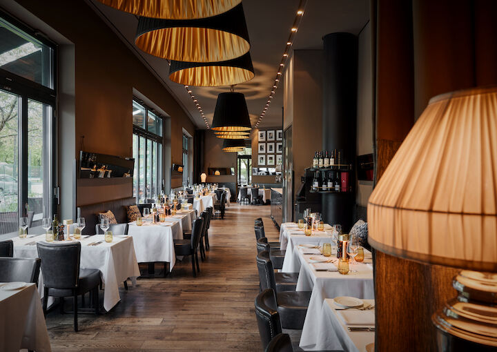 Wide view of the spacious interior at Restaurant DaCaio