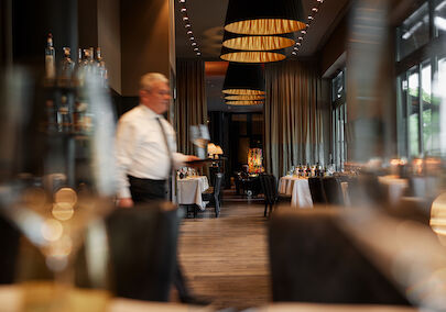 The George Hotel Hamburg Restaurant Dacaio 05 Waiter serving chilled white wine at Restaurant DaCaio