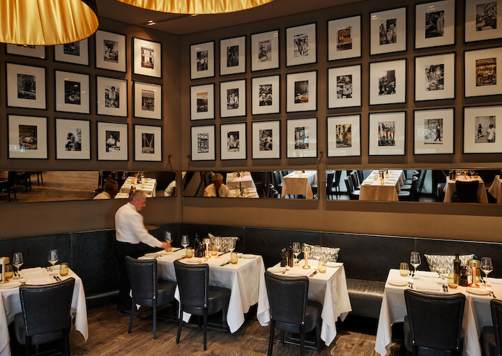 Wall with picture frames in Restaurant DaCaio at The George Hotel