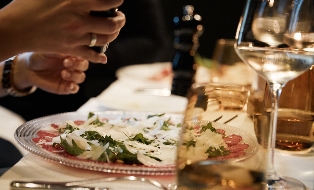 The George Hotel Hamburg Restaurant Dacaio 25 People Tartare in focus with person grinding pepper