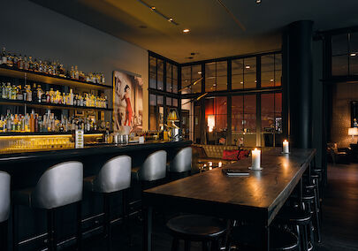 The George Hotel Hamburg Bar Dacaio 02 Tresen Tables and bar counter inside DaCaio Bar at The George
