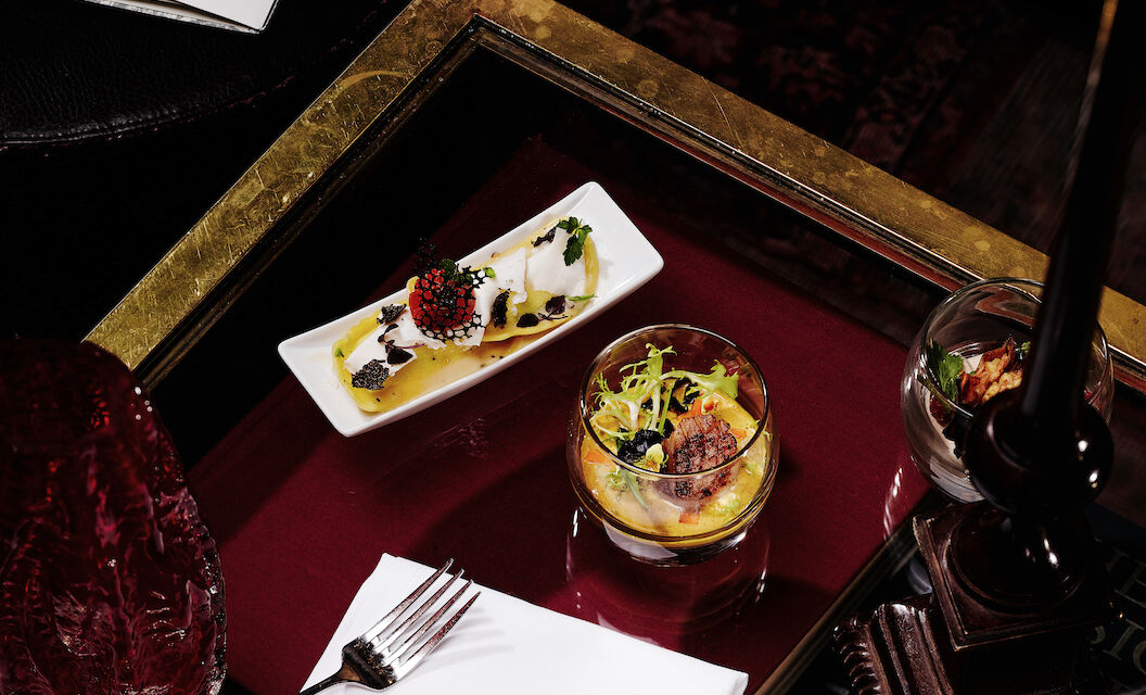 The George Hotel Hamburg Fingerfood 01 Finger food on glass table in meeting room "Library"