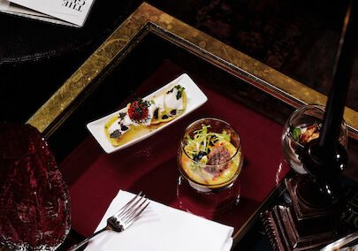 The George Hotel Hamburg Fingerfood 01 Finger food on glass table in meeting room "Library"