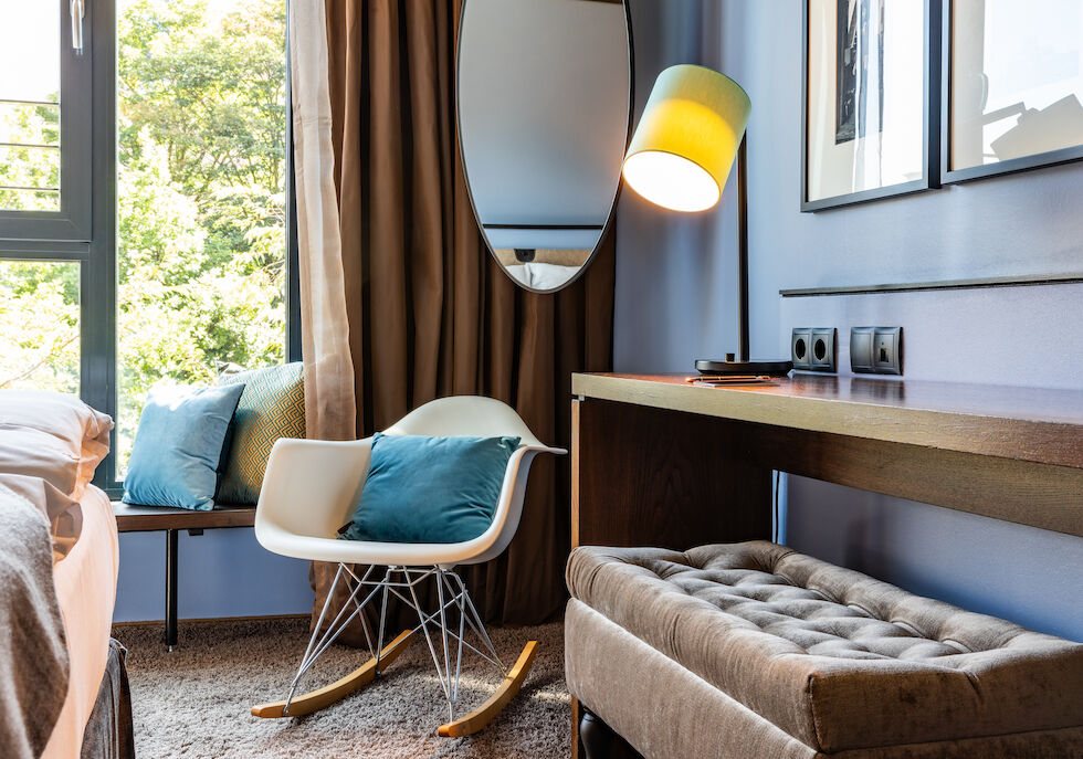 Eames Chair, Spiegel und Schreibtisch im S-Room