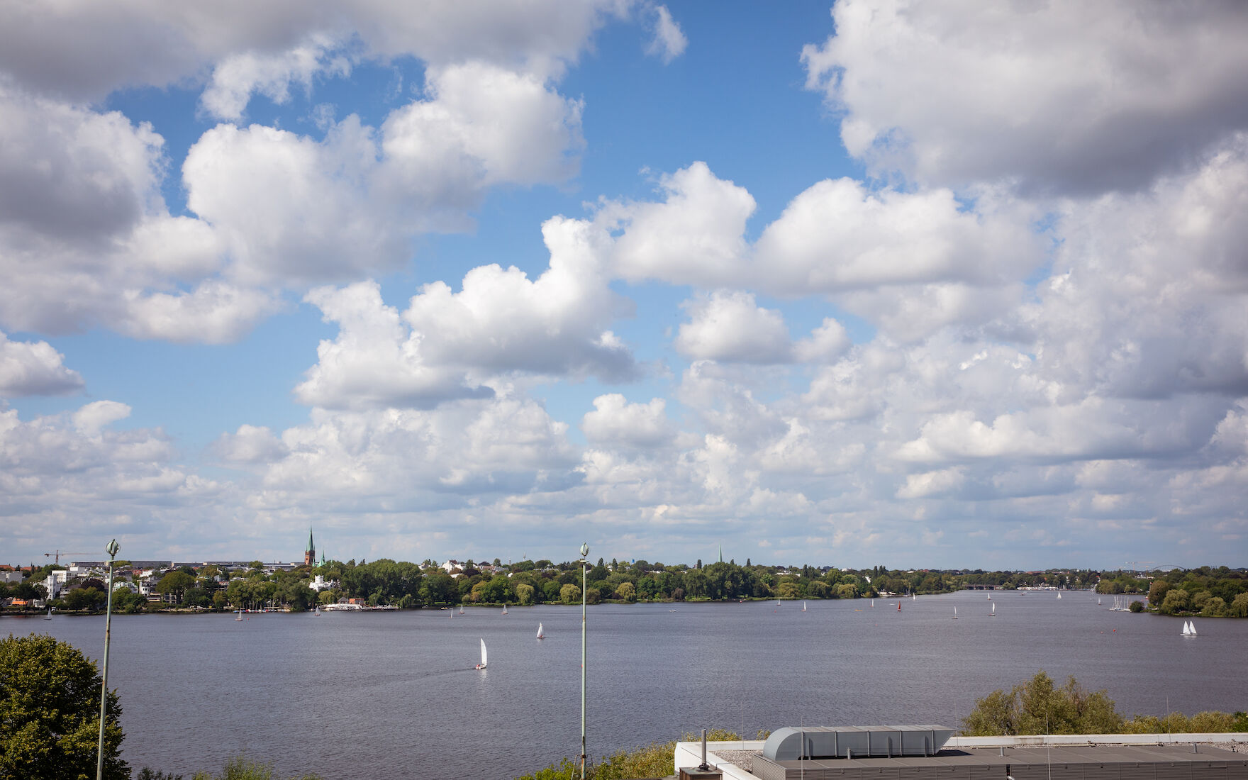 Blick auf die Außenalster bei Sonnenschein und mit Schäfchenwolken