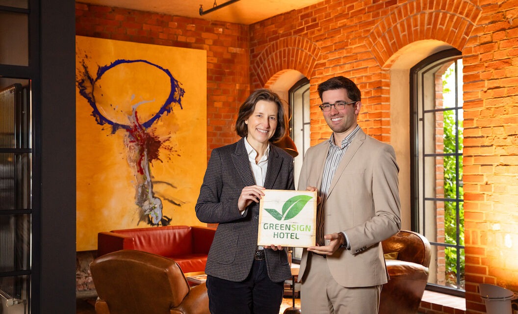 Tina Schulz und Nikolai Wacker mit GreenSign-Plakette in der Hand