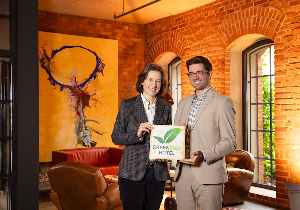Tina Schulz und Nikolai Wacker mit GreenSign-Plakette in der Hand