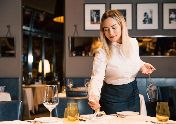 Service Restaurant Dacaio 5 Servicemitarbeiterin deckt die Tische im eleganten DaCaio für das Abendessen ein