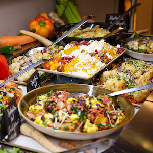 Verschiedene Salate an der Salatbar in der Kantine des Gastwerk Hotels Hamburg