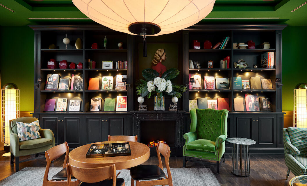 Buchwerk Hamburg Veranstaltungsbereich Private Library 02 Tagungsraum Private Library mit Sessel, Holztisch und Bücherwand im Hintergrund