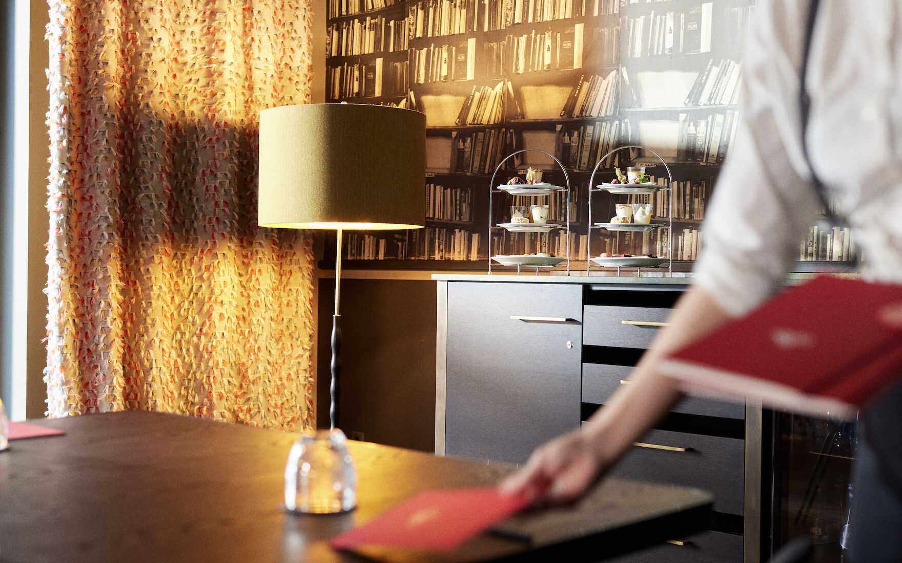 Notizhefte werden im Tagungsraum Clubroom M ausgelegt