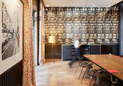 Buchwerk Hamburg Veranstaltungsbereich Clubroom M 01 Clubroom M mit Servicekraft bei der Vorbereitung des Raumes